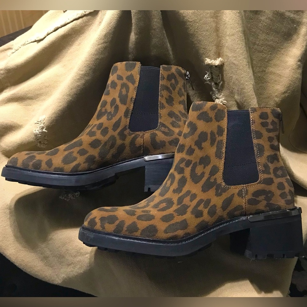 Vince Camuto Leopard Boots 9 Wide EUC